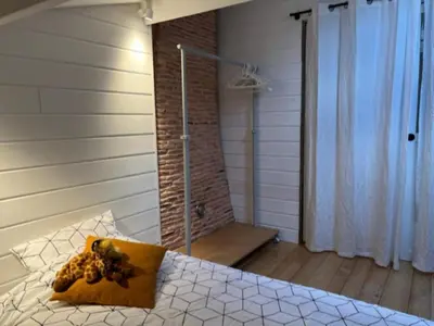 Un ou plusieurs lits dans un hébergement de l'établissement Gîte authentique avec cheminée, terrasse et WiFi en Charente - FR-1-653-119