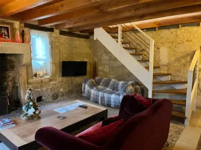 Coin salon dans l'établissement Gîte authentique avec cheminée, terrasse et WiFi en Charente - FR-1-653-119
