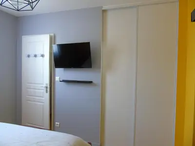 Télévision ou salle de divertissement dans l'établissement Chez Marie et Gégé