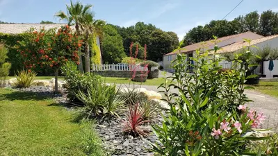 Jardin de l'établissement Appart' Nature L'ESCALE - Saintes - Calme, Piscine, Parking, Terrasse