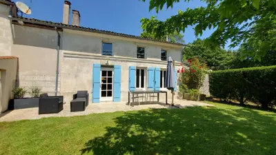 Jardin de l'établissement Appart' Nature L'ESCALE - Saintes - Calme, Piscine, Parking, Terrasse