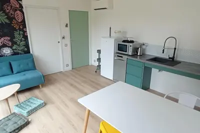 Cuisine ou kitchenette dans l'établissement L'endroit : Studio de jardin adapté PMR 40m2