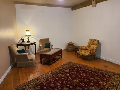 Coin salon dans l'établissement Gîte du château au pied de Cognac