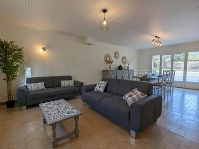 Coin salon dans l'établissement Maison de plain-pied avec wifi et animaux acceptés, jardin et terrasse privés - FR-1-653-227