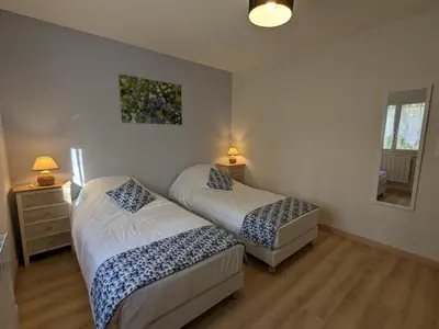 Un ou plusieurs lits dans un hébergement de l'établissement Maison de plain-pied avec wifi et animaux acceptés, jardin et terrasse privés - FR-1-653-227
