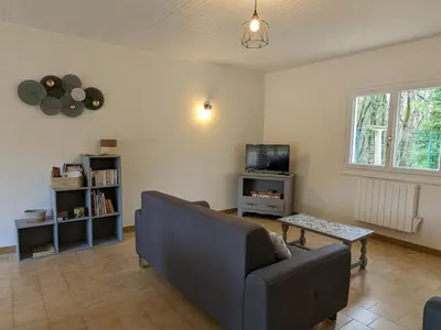 Télévision ou salle de divertissement dans l'établissement Maison de plain-pied avec wifi et animaux acceptés, jardin et terrasse privés - FR-1-653-227