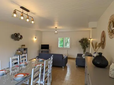 Télévision ou salle de divertissement dans l'établissement Maison de plain-pied avec wifi et animaux acceptés, jardin et terrasse privés - FR-1-653-227