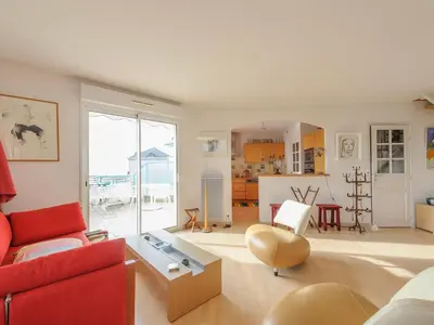 Coin salon dans l'établissement Duplex 4 pièces, balcon, 6 pers, Châtelaillon-Plage, Wi-Fi - FR-1-258-204