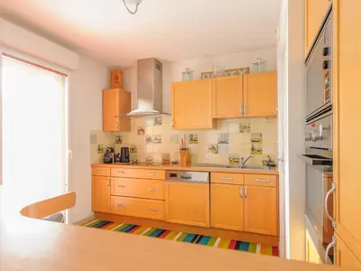 Cuisine ou kitchenette dans l'établissement Duplex 4 pièces, balcon, 6 pers, Châtelaillon-Plage, Wi-Fi - FR-1-258-204