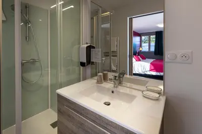 Salle de bains dans l'établissement L'Auberge des Artistes