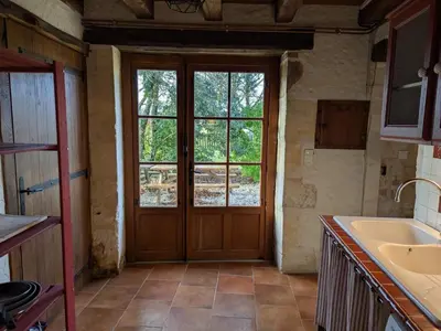 Cuisine ou kitchenette dans l'établissement Ancien Moulin Rénové avec Piscine et Jardin, Idéal Familles, Vignobles du Cognac - FR-1-653-88