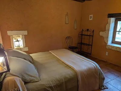 Un ou plusieurs lits dans un hébergement de l'établissement Ancien Moulin Rénové avec Piscine et Jardin, Idéal Familles, Vignobles du Cognac - FR-1-653-88