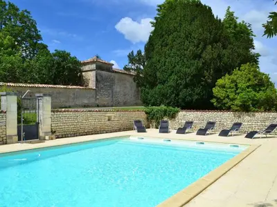 Piscine de l'établissement Ancien Moulin Rénové avec Piscine et Jardin, Idéal Familles, Vignobles du Cognac - FR-1-653-88 ou située à proximité