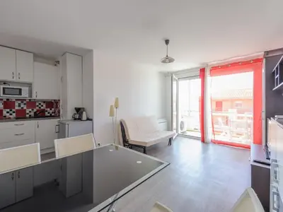 Cuisine ou kitchenette dans l'établissement Appartement 4 Pers. Terrasse Clim, Piscine Collective - FR-1-258-203