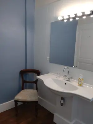 Salle de bains dans l'établissement La brasserie chambre d'hotes de Delphine