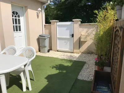 Jardin de l'établissement Studio 35m2 à 3 km de la gare d Angoulême avec draps et linge de maison fournis