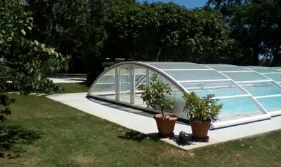 Jardin de l'établissement Le Gîte de l'aubray, gîte avec piscine