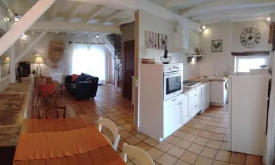 Cuisine ou kitchenette dans l'établissement Le Gîte de l'aubray, gîte avec piscine