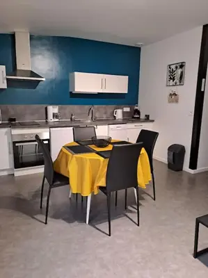 Cuisine ou kitchenette dans l'établissement Logement idéal curistes