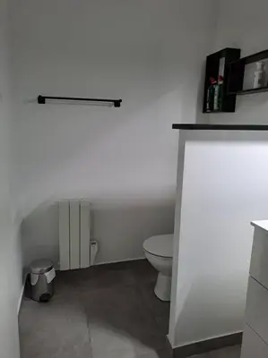Salle de bains dans l'établissement Logement idéal curistes