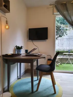 Télévision ou salle de divertissement dans l'établissement Dolce vita en centre ville