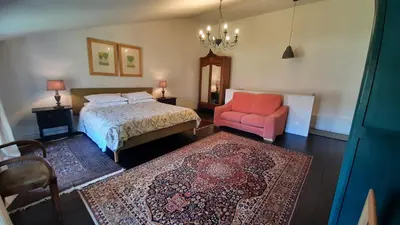 Un ou plusieurs lits dans un hébergement de l'établissement Beautiful, luxurious and ideally situated cottage
