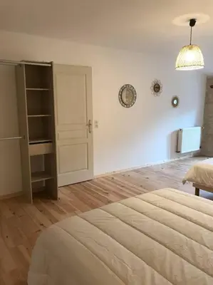 Un ou plusieurs lits dans un hébergement de l'établissement Grand gîte au calme avec piscine