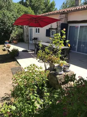 Jardin de l'établissement Grand gîte au calme avec piscine