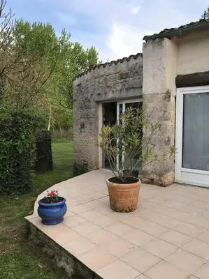Jardin de l'établissement Grand gîte au calme avec piscine