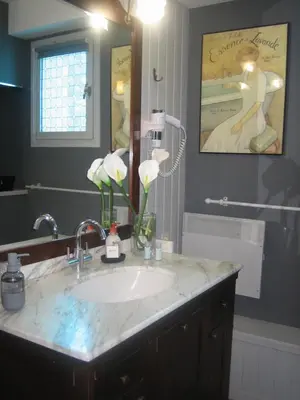 Salle de bains dans l'établissement Les pierres blanches