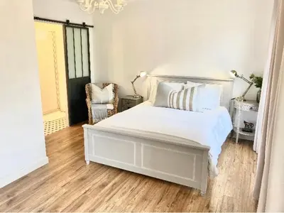Un ou plusieurs lits dans un hébergement de l'établissement Stunning bedroom overlooking the Charente