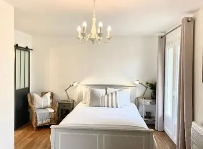 Un ou plusieurs lits dans un hébergement de l'établissement Stunning bedroom overlooking the Charente