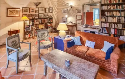 Bibliothèque dans la maison de vacances