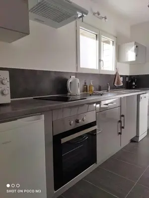 Cuisine ou kitchenette dans l'établissement Joli T1 hypercentre Rochefort
