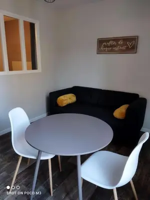Coin salon dans l'établissement Joli T1 hypercentre Rochefort