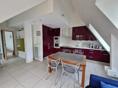Cuisine ou kitchenette dans l'établissement Bel appartement T2 avec balcon, WIFI et parking près de la plage - FR-1-706-2