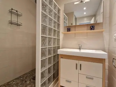 Salle de bains dans l'établissement Bel appartement T2 avec balcon, WIFI et parking près de la plage - FR-1-706-2