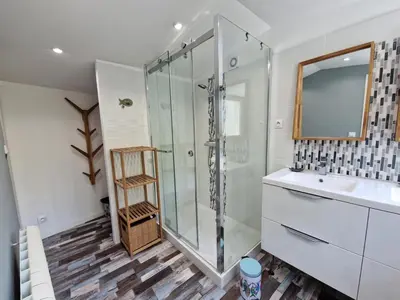 Salle de bains dans l'établissement Maison paisible près de la plage, 5 pers, jardin, animaux bienvenus - FR-1-706-7