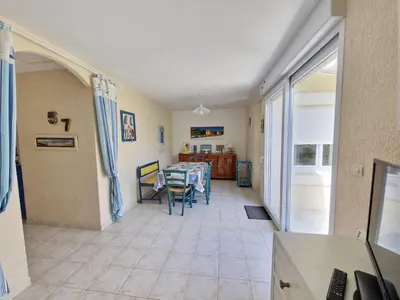 Télévision ou salle de divertissement dans l'établissement Maison paisible près de la plage, 5 pers, jardin, animaux bienvenus - FR-1-706-7