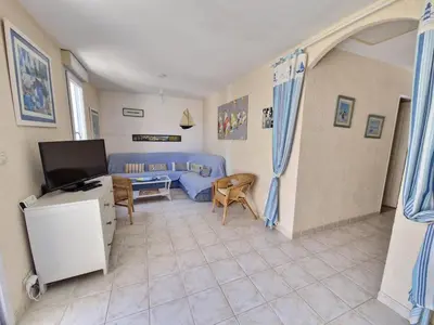 Télévision ou salle de divertissement dans l'établissement Maison paisible près de la plage, 5 pers, jardin, animaux bienvenus - FR-1-706-7