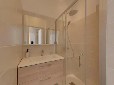 Salle de bains dans l'établissement Studio Confort pour 4 pers. proche Plage/Commerces - Châtelaillon-Plage - FR-1-706-1