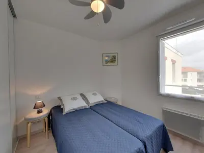 Un ou plusieurs lits dans un hébergement de l'établissement Charmant 3 pièces avec parking et balcon à 900m du centre - Châtelaillon-Plage - FR-1-706-3