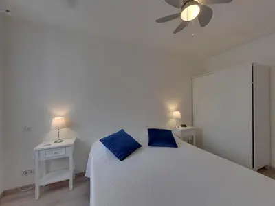 Un ou plusieurs lits dans un hébergement de l'établissement Charmant 3 pièces avec parking et balcon à 900m du centre - Châtelaillon-Plage - FR-1-706-3