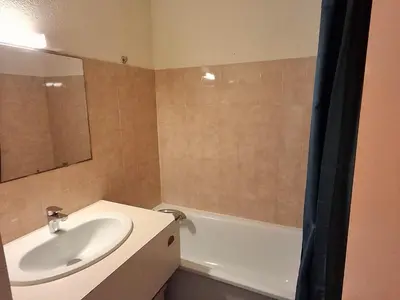 Salle de bains dans l'établissement Studio proche plage à Châtelaillon avec terrasse et parking - Animaux admis - FR-1-706-9