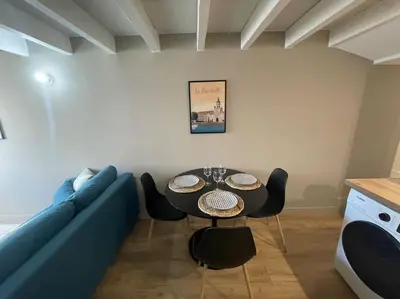 Coin salon dans l'établissement Le p tit Marin proche marché central et gare SNCF- wifi haut débit -