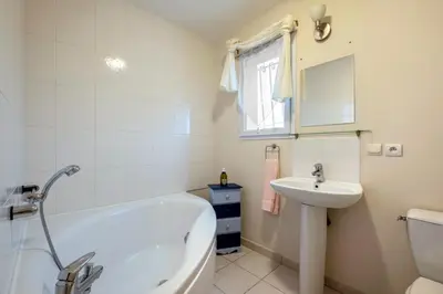Salle de bains dans l'établissement Le Chant du Moulin - Maison avec piscine