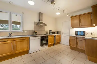 Cuisine ou kitchenette dans l'établissement Le Chant du Moulin - Maison avec piscine