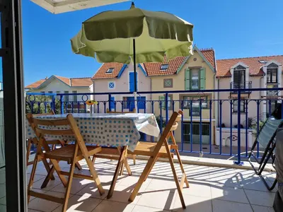 Balcon ou terrasse dans l'établissement Appartement près de la plage - 4 pers, piscine ouverte, parking, animaux acceptés - FR-1-706-12