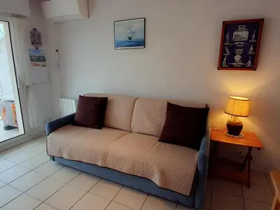 Coin salon dans l'établissement Appartement près de la plage - 4 pers, piscine ouverte, parking, animaux acceptés - FR-1-706-12