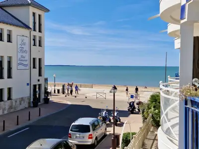 Vue générale sur la mer ou vue sur la mer prise depuis l'appartement